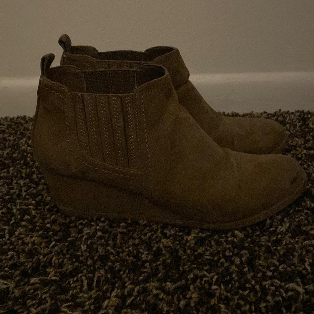 Tan close toed wedges